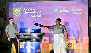 Bia Souza acende a pira dos Jogos da Juventude CAIXA João Pessoa 2024 ao lado de Netinho.