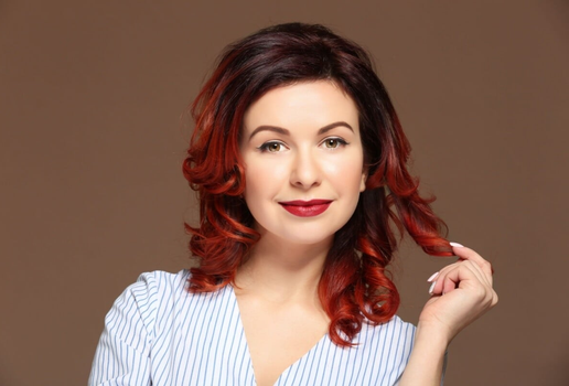 Cuidados simples mantém a cor e o brilho dos cabelos (Imagem: Africa Studio | Shutterstock)