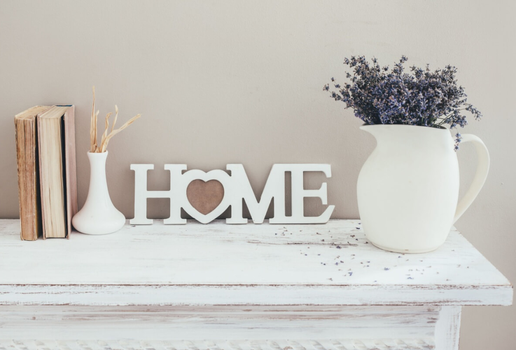 As placas com frases ou palavras têm sido elementos muito presentes na decoração dos ambientes nos últimos anos (Imagem: Alena Ozerova | Shutterstock)