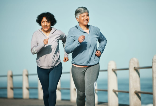 Os exercícios aeróbicos contribuem para a saúde da mulher na pós-menopausa (Imagem: PeopleImages | Shutterstock)