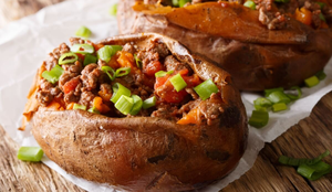 Batata-doce recheada com carne moída (Imagem: Sergii Koval | Shutterstock)