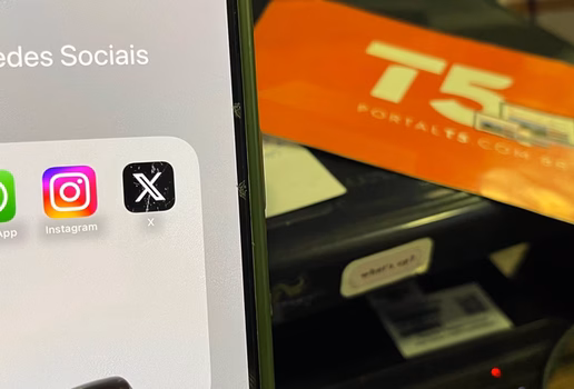 CELULAR MOSTRANDO APLICATIVOS DE REDES SOCIAIS