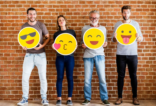 Os emojis tornaram-se um dos recursos de comunicação mais universais da era digital (Imagem: Rawpixel.com | Shutterstock)