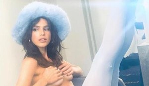 Bruna Marquezine aparece fazendo topless em bastidor de ensaio fotografico