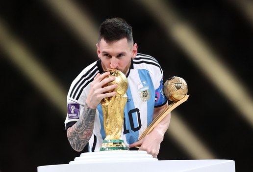 Lionel Messi foi eleito o craque do torneio e recebeu a Bola de Ouro