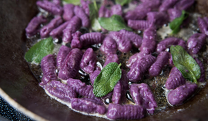 Nhoque de batata-doce e sálvia (Imagem: 
Anna Hoychuk | Shutterstock)