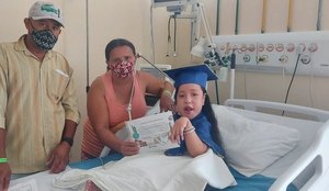 Criança é alfabetizada durante tratamento no Hospital de Trauma de Campina Grande
