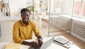 Empresa oferta bolsa para curso com foco em Digital Commerce, Marketing Digital, Google Analytics e SEO