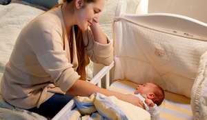 Dormir no próprio espaço garante um sono reparador e seguro para o bebê (Imagem: kryzhov | Shutterstock)