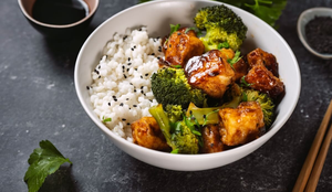 Tofu grelhado com brócolis ao molho asiático (Imagem: Kattecat | Shutterstock)