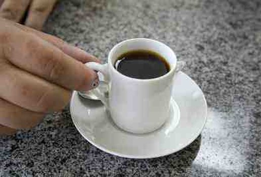 Café quente pode aumentar risco de aparecimento de doença grave; veja