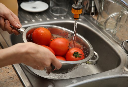 Confira algumas dicas de como fazer para garantir a desinfecção das comidas.