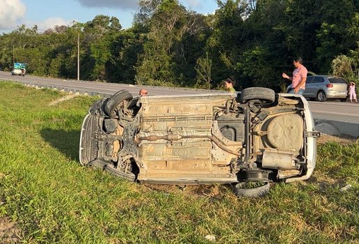 Veículo com cinco ocupantes capota na BR-230, na Grande João Pessoa