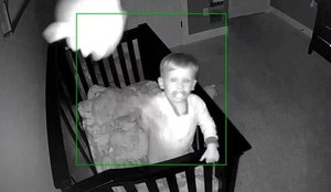Vídeo: criança de dois anos derruba câmera com bolada certeira