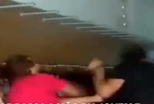 Vídeo | Mãe dá surra em homem que assediou filha dentro de loja