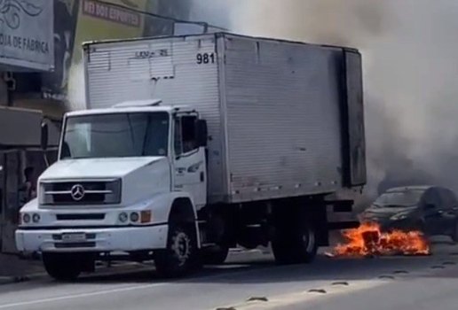 Carga de caminhão pegou fogo neste sábado (9)