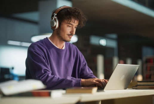 Elaborar um artigo científico requer clareza na redação e domínio das normas técnicas (Imagem: Gorodenkoff | Shutterstock)