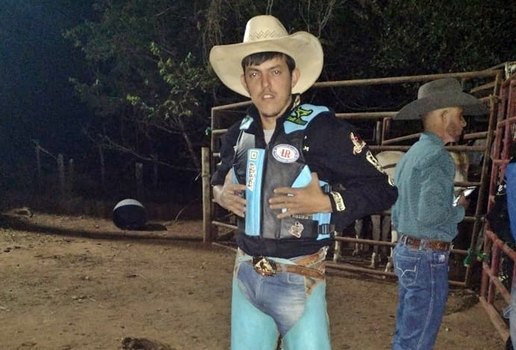 Peão morre após ser pisoteado por boi durante montaria em rodeio