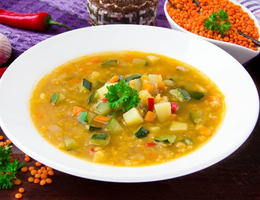 Sopa de lentilha com legumes (Imagem: Lapina Maria | Shutterstock)