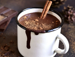 Chocolate quente com leite de amêndoas (Imagem: Liliya Kandrashevich | Shutterstock)