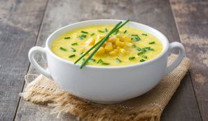 Sopa cremosa de milho-verde (Imagem: nblx |  Shutterstock)
