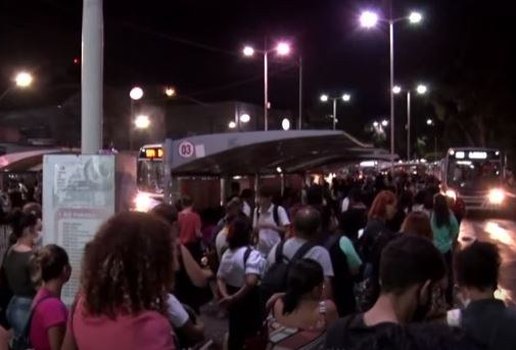 Passageiros enfrentam ônibus lotados na capital.