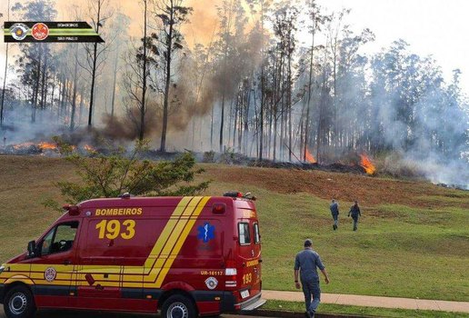 Bombeiros tentam apagar as chamas na região do acidente