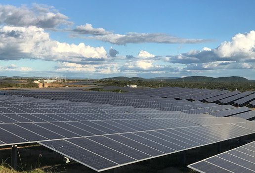 Complexo Coremas de geração de energia solar.