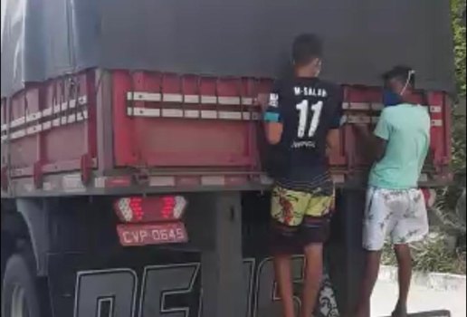 Jovens são flagrados 'pegando carona' na traseira de caminhão