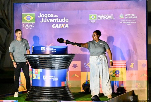 Bia Souza acende a pira dos Jogos da Juventude CAIXA João Pessoa 2024 ao lado de Netinho.