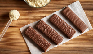 As barrinhas de proteína são uma alternativa saudável e prática de lanche (Imagem: Madeleine Steinbach | Shutterstock)