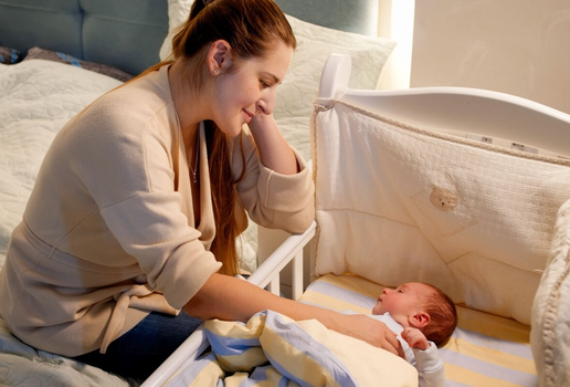 Dormir no próprio espaço garante um sono reparador e seguro para o bebê (Imagem: kryzhov | Shutterstock)