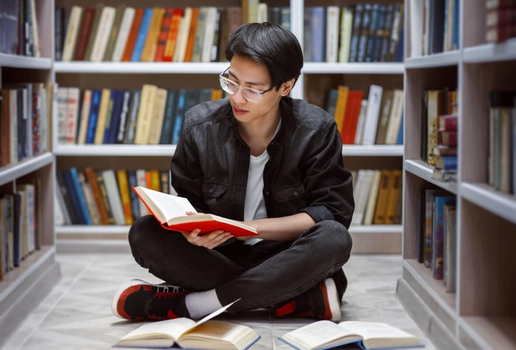 A leitura regular ajuda os estudantes a desenvolver habilidades de interpretação de texto, ampliar o repertório para a construção textual e aprimorar a escrita (Imagem: Prostock-studio | Shutterstock)