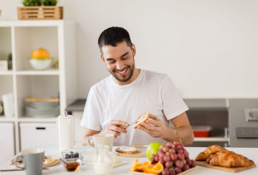 O café da manhã precisa fornecer energia após o jejum noturno (Imagem: Ground Picture | Shutterstock)