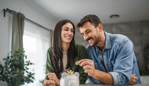 A saúde financeira é essencial para um bom relacionamento (Imagem: Miljan Zivkovic | Shutterstock)