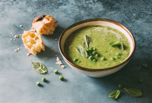 Sopa de ervilha com hortelã (Imagem: Anna Puzatykh | Shutterstock)