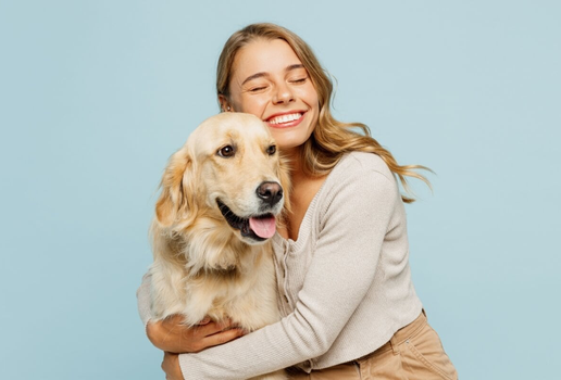 Cães tranquilos são perfeitos para quem valoriza ambientes silenciosos, convívio harmonioso e uma rotina sem muita agitação (Imagem: ViDI Studio | Shutterstock)