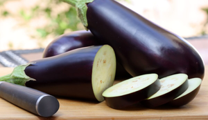 Funcional, a berinjela cabe em qualquer dieta e enriquece o valor nutricional das refeições (Imagem: Vandelay Industries | Shutterstock)