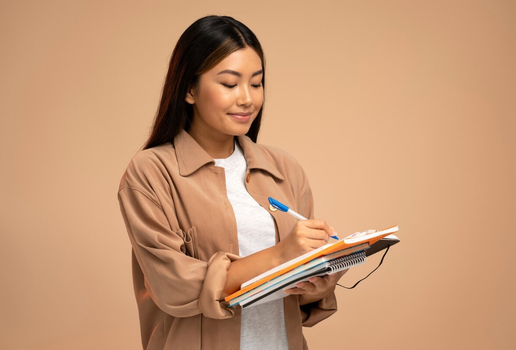 Compreender a estrutura básica da redação ajuda o estudante a tirar nota máxima no exame (Imagem: Sklo Studio | Shutterstock)