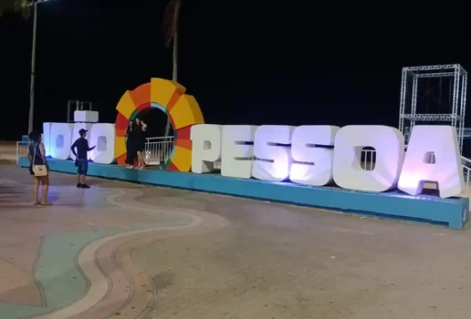 Prefeitura instala iluminacao especial em letreiro no Busto de Tamandare