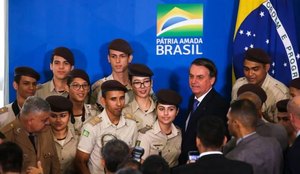 Jair Bolsonaro recepciona estudantes de escolas militares