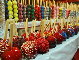 Festa das Neves: você sabe qual a origem da maça do amor?