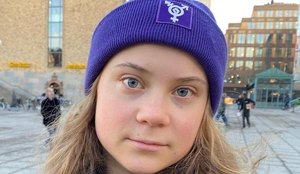 Greta Thunberg é uma ativista ambiental sueca e tem 20 anos.
