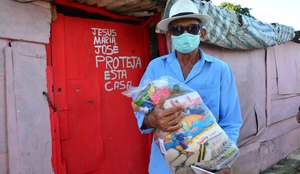 Famílias buscam cestas básicas, de forma emergencial, em João Pessoa.