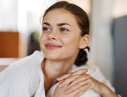 A maquiagem com pele natural, viço saudável, toque corado e luminosidade discreta é a grande tendência desta primavera (Imagem: ShotPrime Studio | Shutterstock)