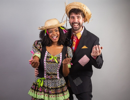 Cada signo tem seu jeito único de curtir a festa (Imagem: Pedro Ignacio | Shutterstock)