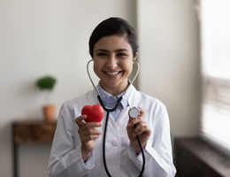 Pequenas atitudes diárias, somadas ao acompanhamento profissional, são a chave para uma vida plena e com mais saúde cardiovascular (Imagem: fizkes | Shutterstock)