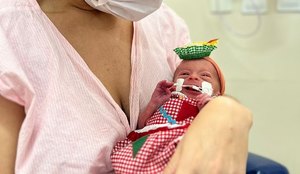 Bebês de UTI ganham ensaio junino em hospital na Paraíba