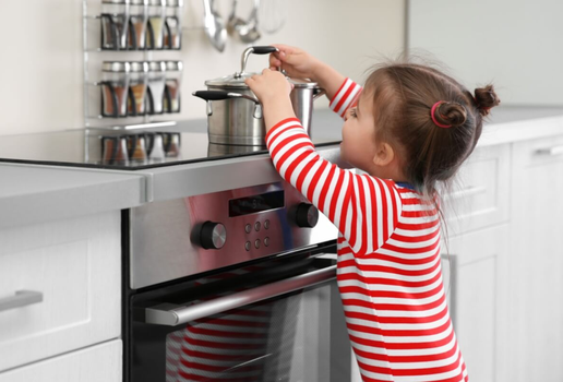 Crianças de 0 a 5 anos estão mais propensas a acidentes com queimaduras (Imagem: Africa Studio | Shutterstock)