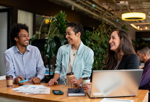 O trabalho híbrido exige estratégias eficientes para cultivar laços (Imagem: Vergani Fotografia | Shutterstock)